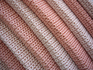 Detailaufnahme umhäkelte Bügel